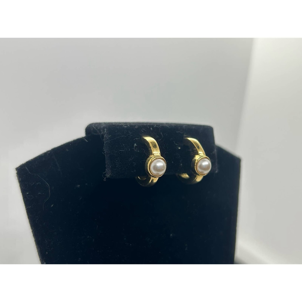 Vintage Napier dainty Gold Tone Pearl Huggie Hoop Screw Back Earrings Signed mcm - Picture 12 of 12